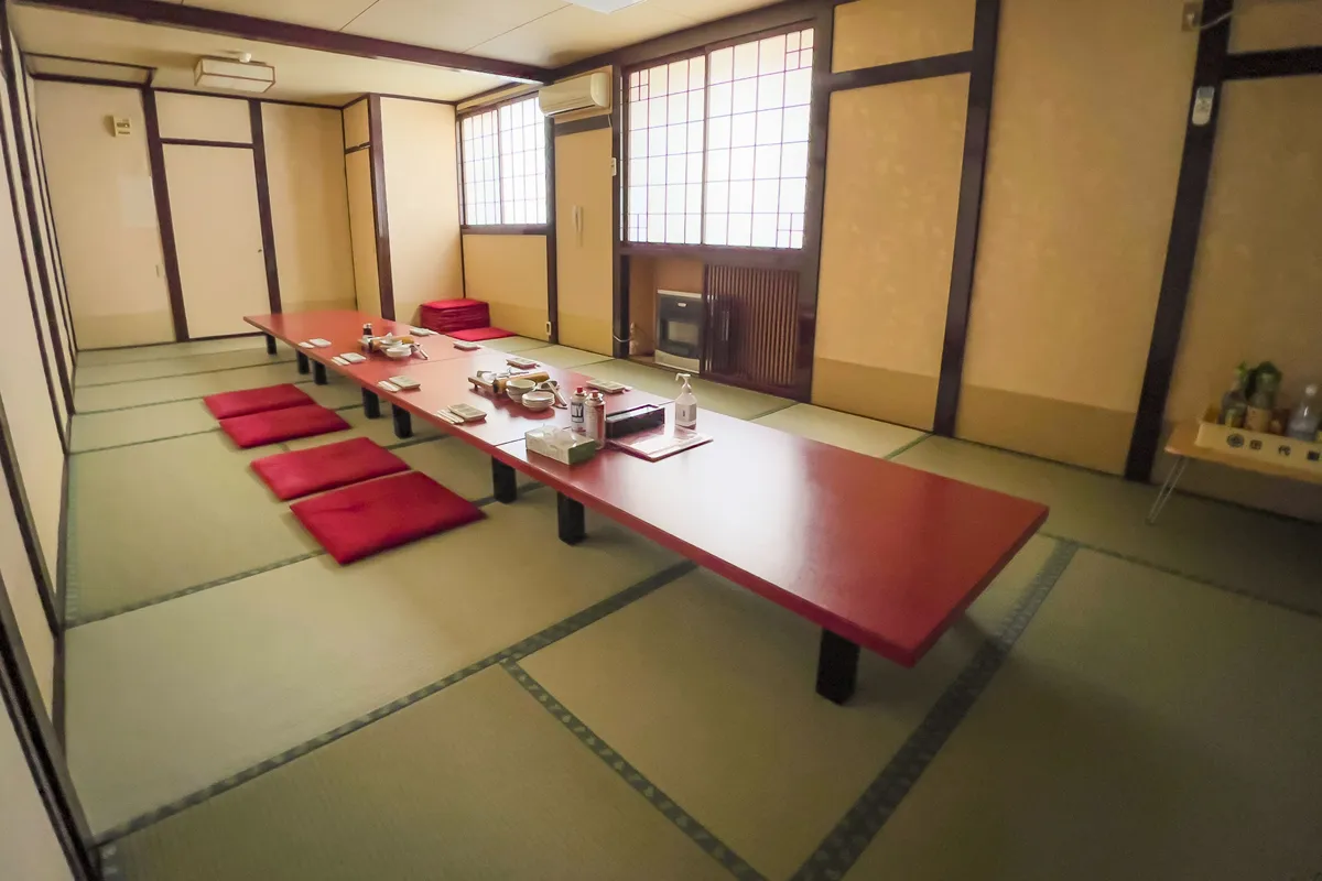 長い座卓が並ぶ広いお座敷