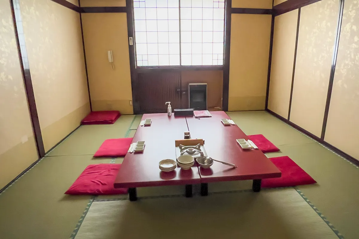 座卓を座布団が囲むお座敷